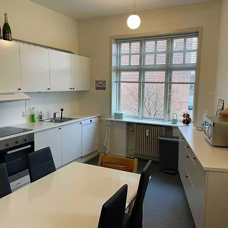 Cozy 4-bedroom Διαμέρισμα