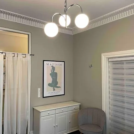 Cozy 4-bedroom Apartment *
